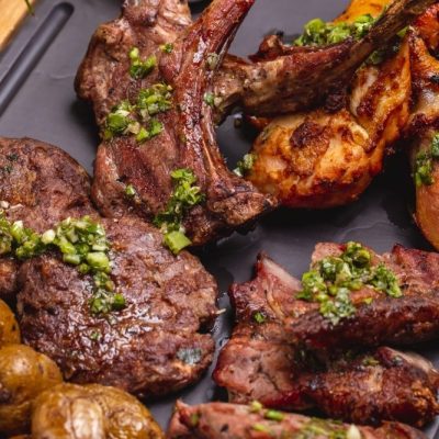 vue-dessus-steak-cotes-levees-poulet-frit-pommes-terre-planche-sauce-min